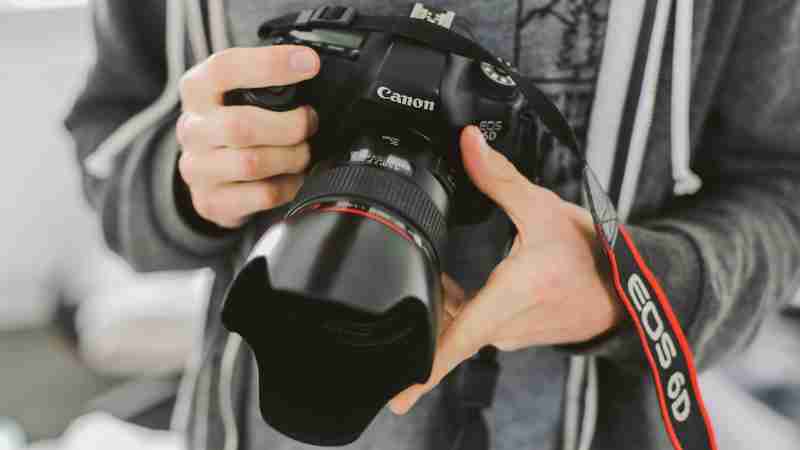 person holding Canon EOS 6D - Canon EOS 6D Camera, tags: und - unsplash